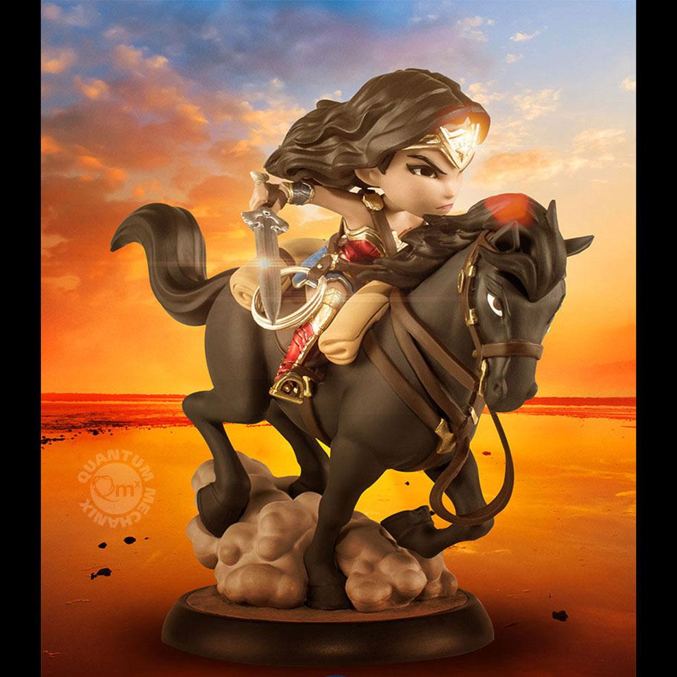 DC Comics: Wonder Woman on a Horse Q-Fig Max PVC Diorama