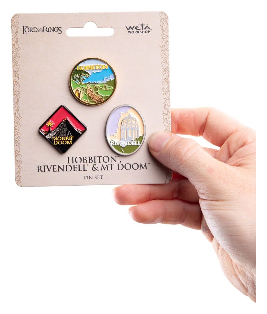 PRECOMENZI - The Lord of the Rings Trilogy Pin Set Hobbiton, Rivendell & Mount Doom
